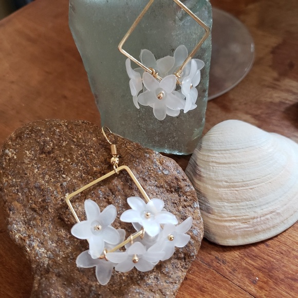 Ash a Little Bit Jewelry - 2 Left ♡ Korean White Flowers Geometric Earrings